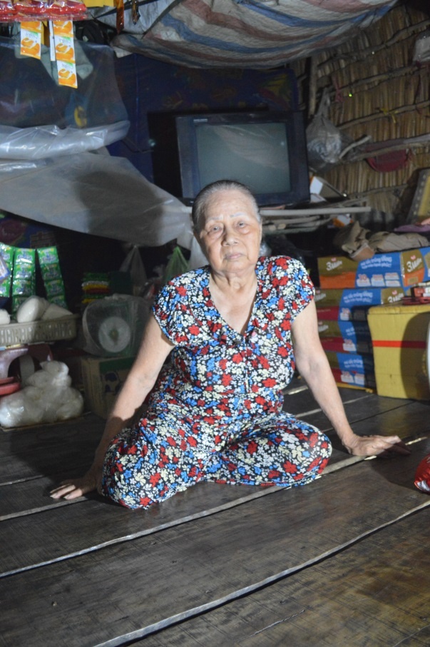 Cụ Tồn sống trong căn chòi được làm bằng những tấm ván gỗ dạng cốt pha hoặc củi thanh xin được.