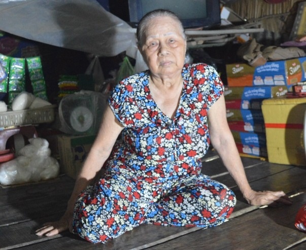 Cu ba ngheo bat ngo trung 3 luong vang hinh anh