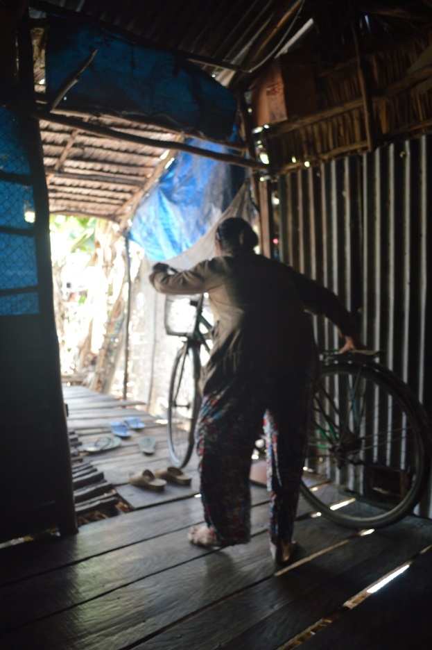 Hàng ngày, cụ Tồn đạp xe ra chợ mua mì gói, dầu gội, bột giặt… về để bán trong tạp hóa nhỏ của mình.