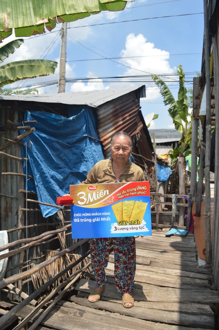 Cụ Tồn nhận thưởng 3 lượng vàng SJC từ nhãn hàng mì Reeva 3 Miền. 