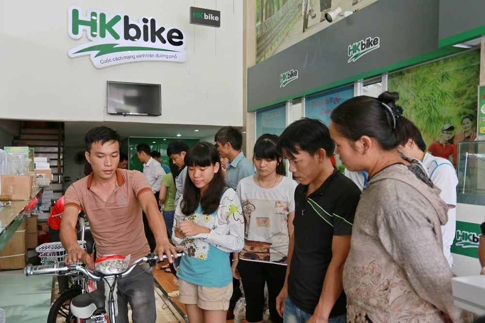 Nhiều người tiêu dùng đã đặt hàng qua hotline hoặc trực tiếp đến showroom chọn màu và đặt tiền trước.