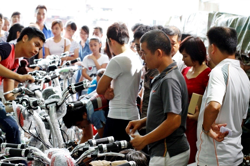 Càng về cuối đợt ưu đãi, lượng khách đổ về showroom xe điện HKbike càng đông với mong muốn được sở chiếc xe chính hãng với giá hời nhất.