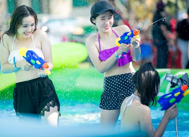 Nang nong, gioi tre Ha thanh ru nhau truot nuoc giua pho hinh anh