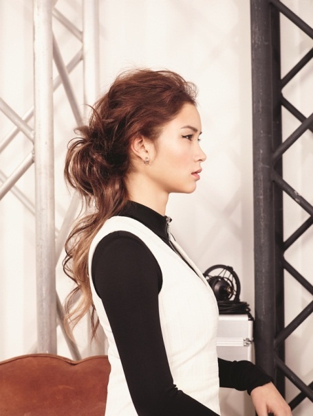 Những lọn tóc được tạo rối vừa tự nhiên, vừa bay bổng.  