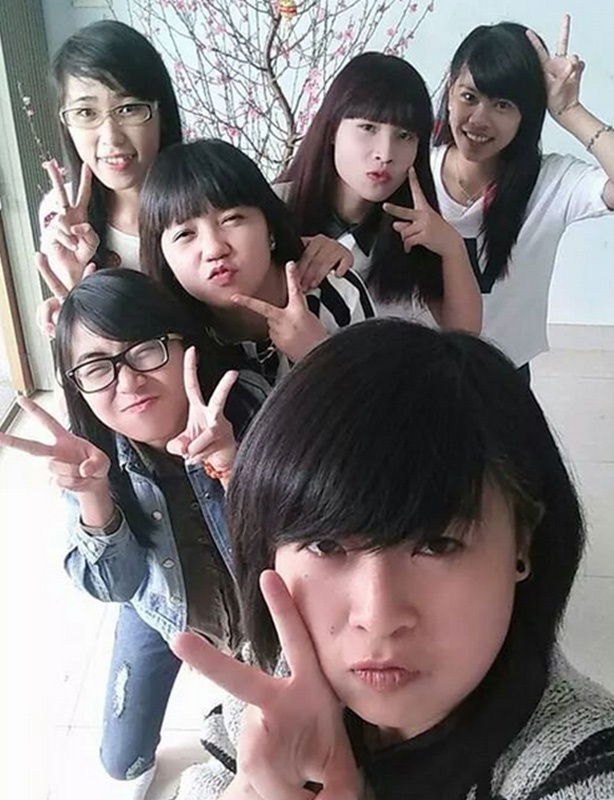 Lê Thị Bến Thuyền ghi lại khoảnh khắc vui vẻ bên bạn bè. Nếu tóc ngắn thể hiện sự thông minh và nhanh nhạy, hoạt bát, thì tóc dài, lại đem đến cảm giác tự nhiên và gần gũi, thân thuộc.