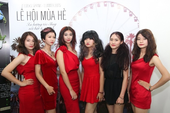 Đó cũng là lý do giúp shag được mệnh danh là kiểu tóc của những lễ hội mùa hè.