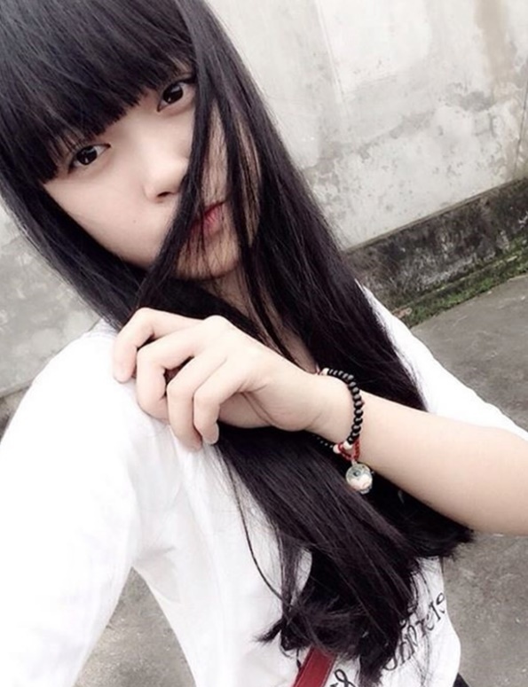 Cô nữ sinh Phạm Huyền Trang khiến nhiều người xao xuyến bởi mái tóc mượt mà, làn da trắng và đôi mắt sáng trong.