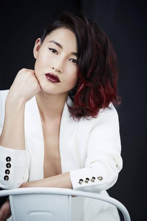  Nếu có khuôn mặt hơi gầy và góc cạnh, kiểu tóc này sẽ làm bạn mềm mại và ngọt ngào.