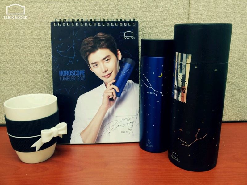 Thiết kế bình màu xanh bắt mắt được in trên nền xanh tinh xảo.