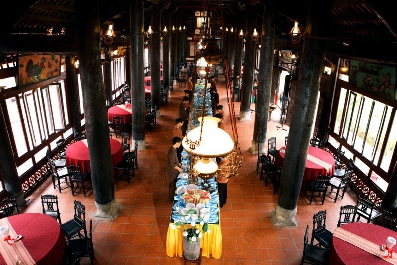 Kết thúc hành trình buổi sáng, đoàn tham quan dùng bữa tại nhà hàng thuộc khu ẩm thực của Thiên Đường Bảo Sơn, sau đó nghỉ ngơi tại chỗvà chuẩn bị cho lịch trình tiếp theo.