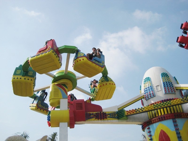 Nhiều bé thích thú với những trò chơi cảm giác mạnh như vũ trụ bay xoay, tàu lượn siêu tốc...