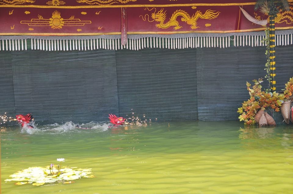 Cuối hành trình tham quan Thiên Đường Bảo Sơn, học sinh có thể cùng nhau thưởng thức buổi biểu diễn nghệ thật đặc sắc như múa rồi nước. Các em sẽ được say sưa hòa mình vào từng điệu hát và các câu chuyện dân gian.