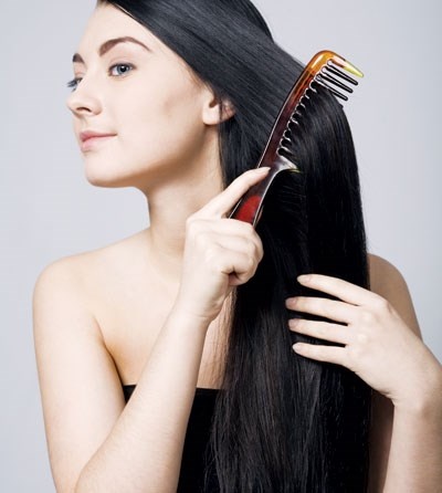 Nếu tóc bết dầu, bạn gái nên hạn chế sử dụng các sản phẩm tạo kiểu tóc như gel, mousse, cream giữ nếp. Chỉ chải tóc bằng lược hoặc sờ tay vào tóc khi thật sự cần thiết.