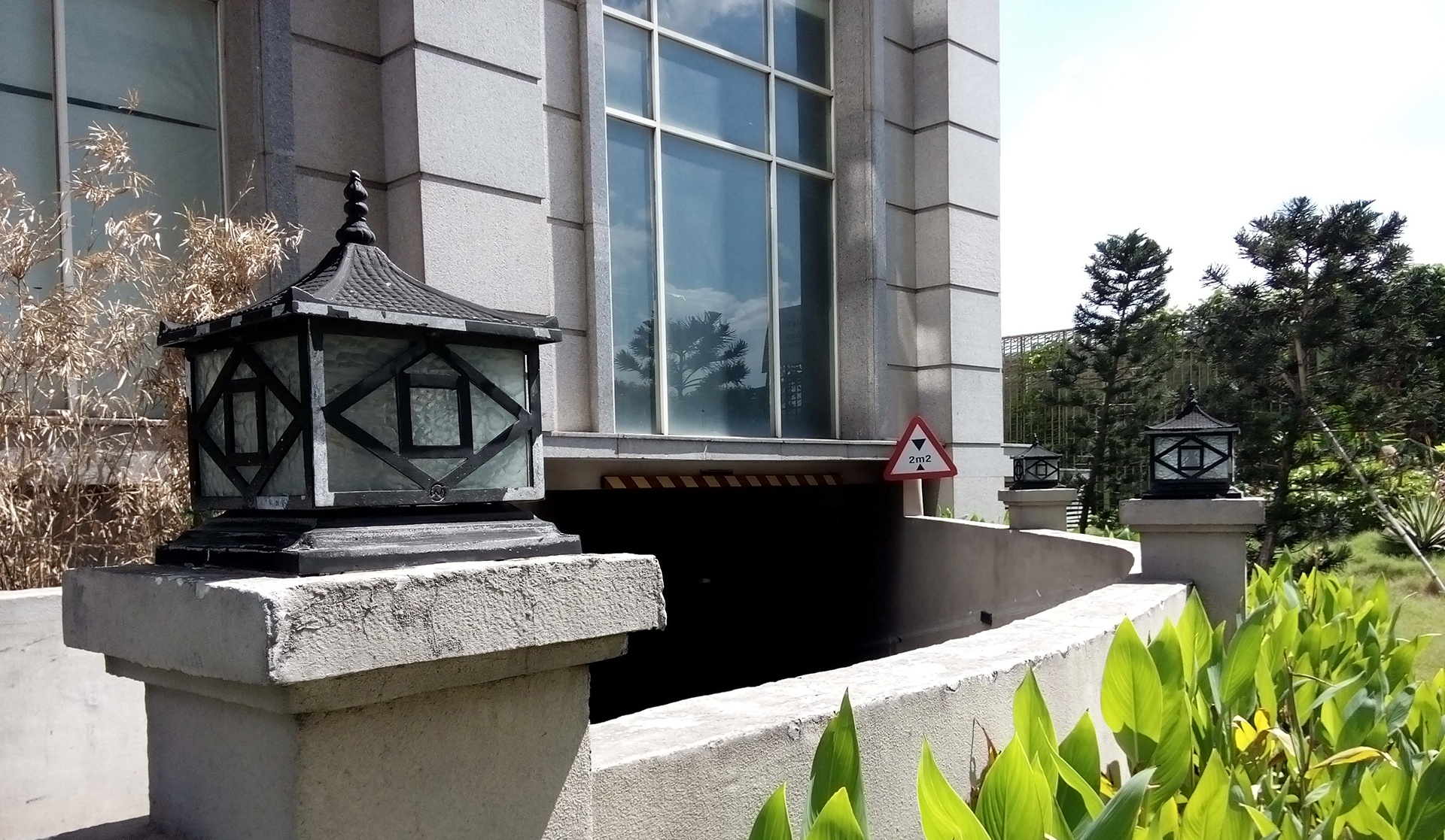 Ảnh chụp giữa trưa nắng được cân bằng sáng tự động, không cháy sáng hay quá gắt.