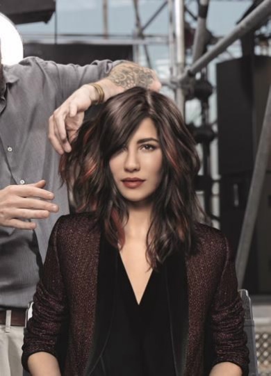    Năm nay, các tín đồ thời trang tiếp tục chứng kiến sự trỗi dậy của các tông màu nóng như đỏ rực, đỏ tím, đỏ đồng kết hợp trên nền tóc nâu lạnh.