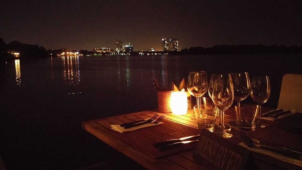 Ảnh chụp đêm từ Neo 5 khá rõ nét. Máy có chế độ chụp panorama để quét toàn cảnh, tạo ảnh động, ảnh kèm âm thanh và chế độ phơi sáng kép ( double exposure).