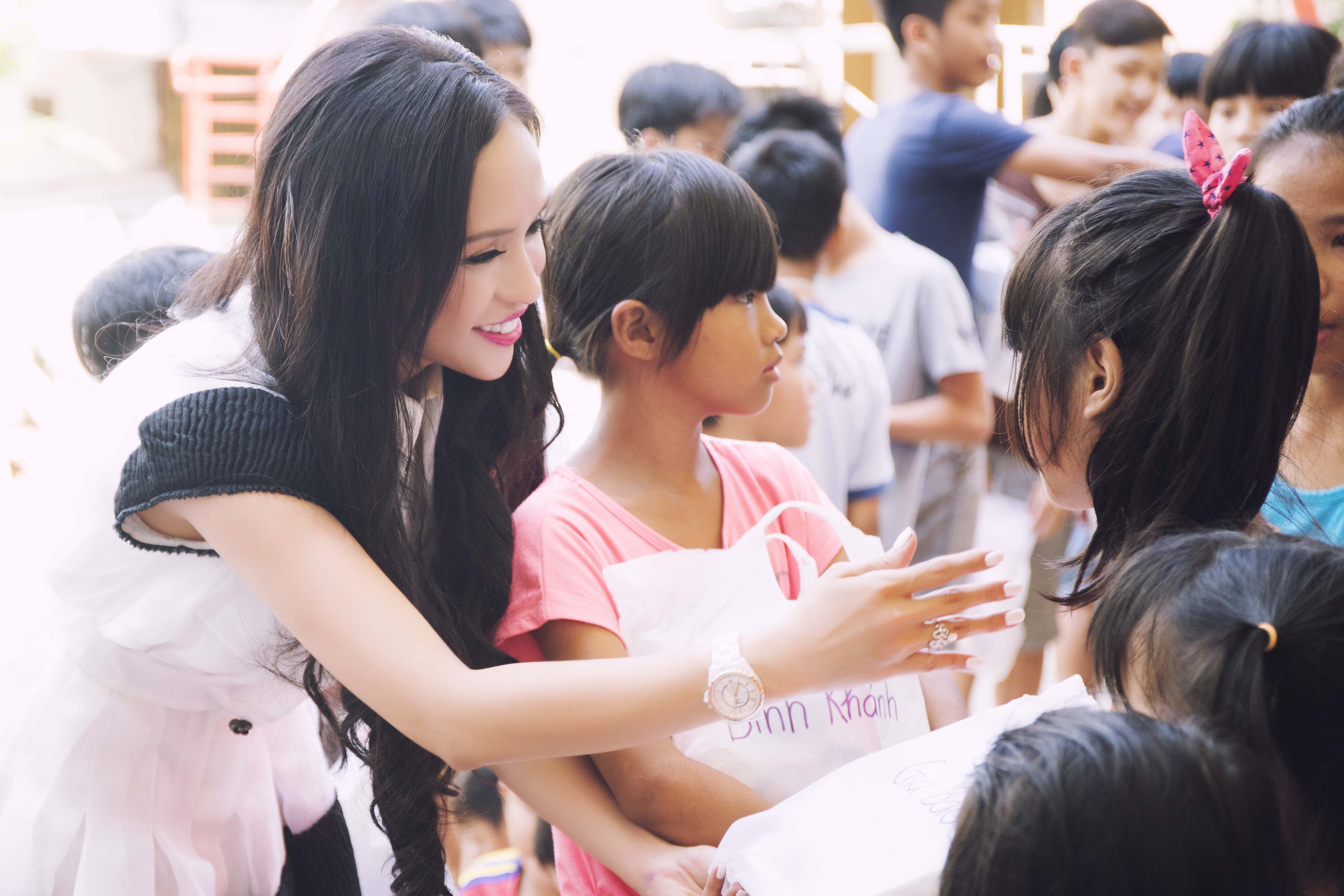 Hoa hau Aleyah Huynh Anh Thu ve Viet Nam lam tu thien hinh anh