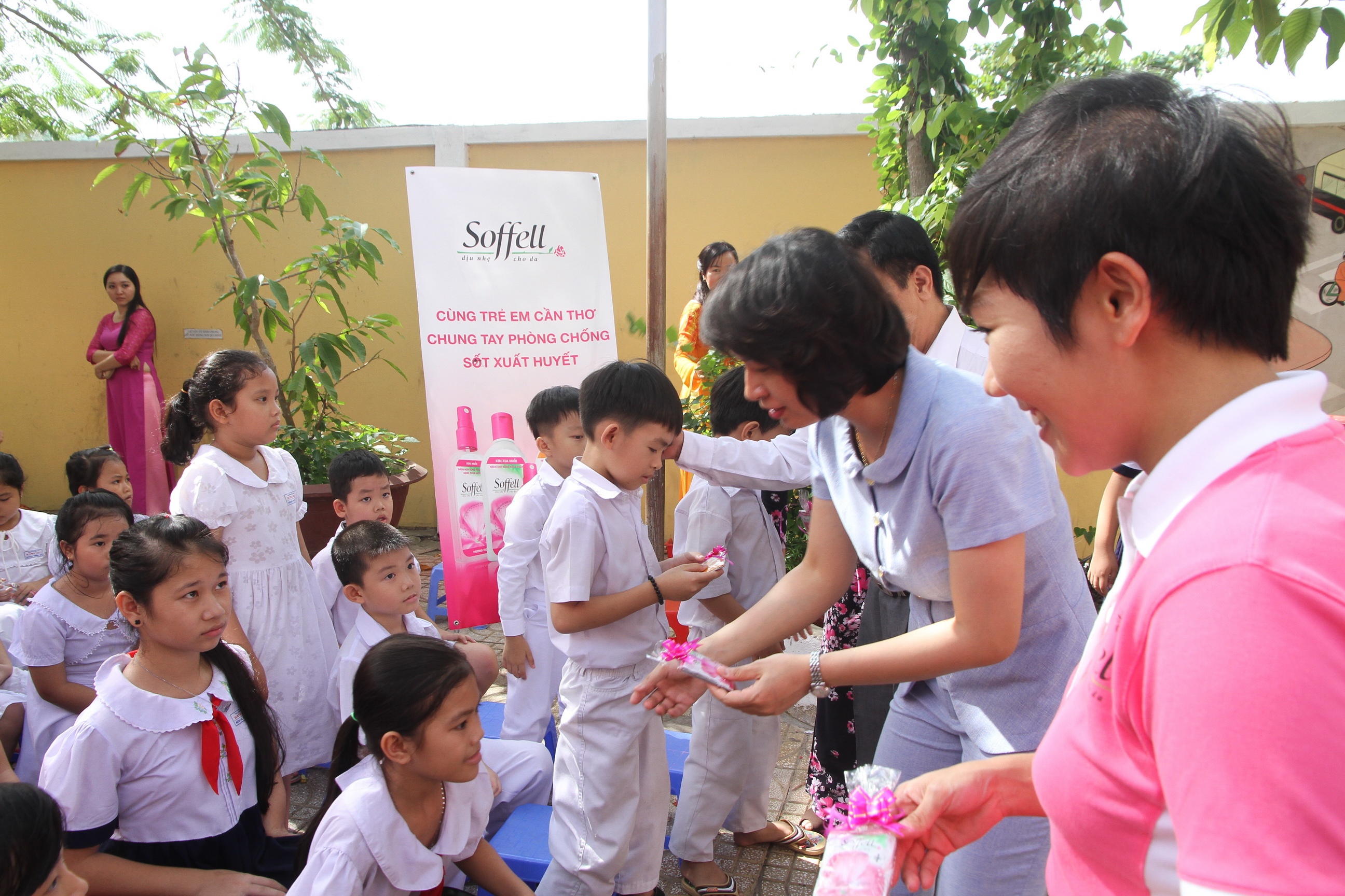 Tre em Can Tho cung Soffell chung tay chong sot xuat huyet hinh anh