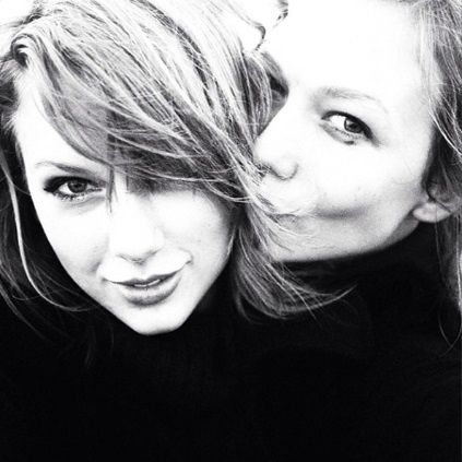 Hình ảnh selfie dễ thương thường gặp của Taylor Swift bên bạn bè, người thân.