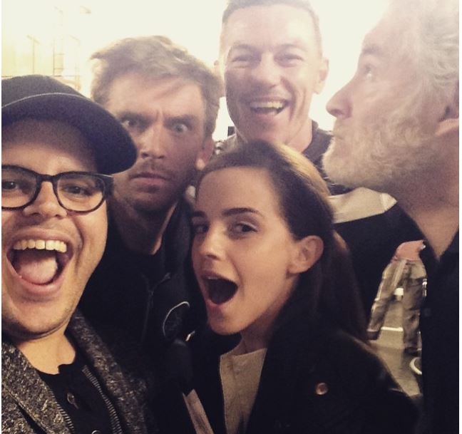 Bức ảnh selfie nhóm dễ thương của Emma trên phim trường Beauty and the beast.