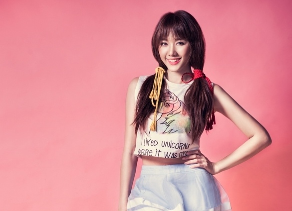 Bạn gái Tiến Đạt thường xuyên biến hóa phong cách và tạo rất nhiều kiểu tóc. Cô được mọi người yêu mến bởi vẻ đẹp tự tin, khỏe khoắn và tràn đầy năng lượng.