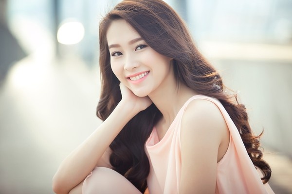 Khi ra phố, Thu Thảo chọn lối trang điểm nhẹ nhàng, trang phục tông màu patel đơn giản và mái tóc nâu uốn xoăn nhẹ phần đuôi.