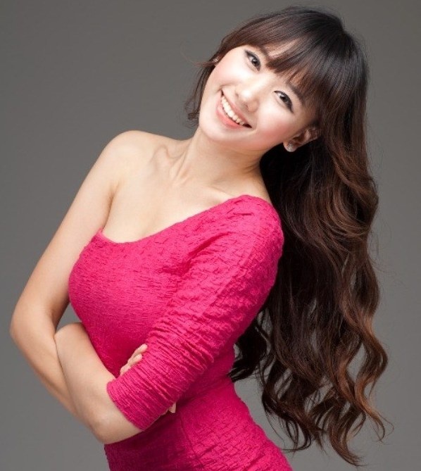 Hari Won cũng sở hữu mái tóc dài đầy sức sống. Đã ngoài 30, nhưng cô luôn khiến người khác bất ngờ với sự trẻ trung, sôi nổi và đáng yêu của mình.