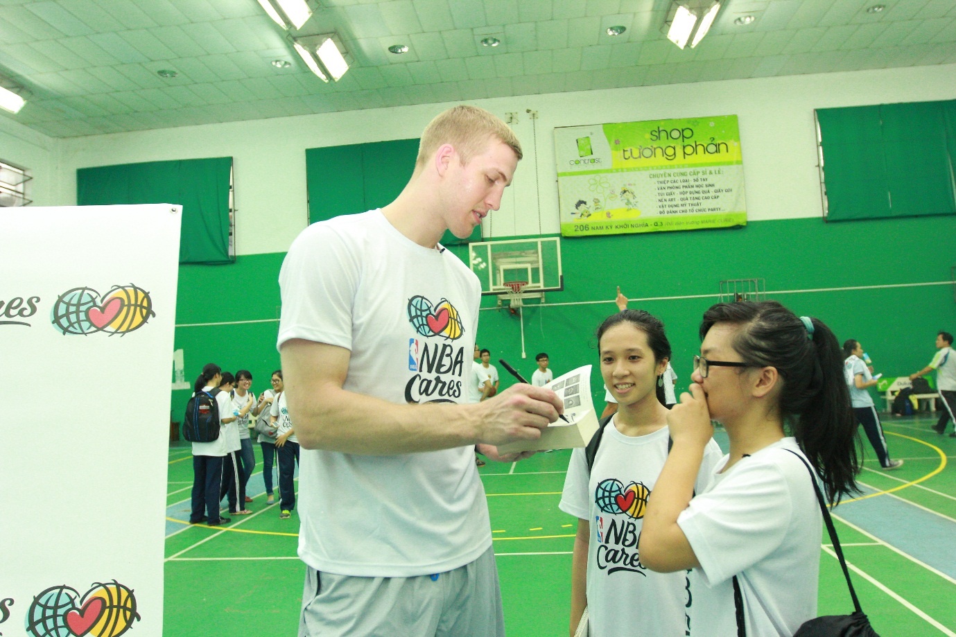 4 ngay tai Viet Nam cua cau thu ngoi sao den tu My hinh anh