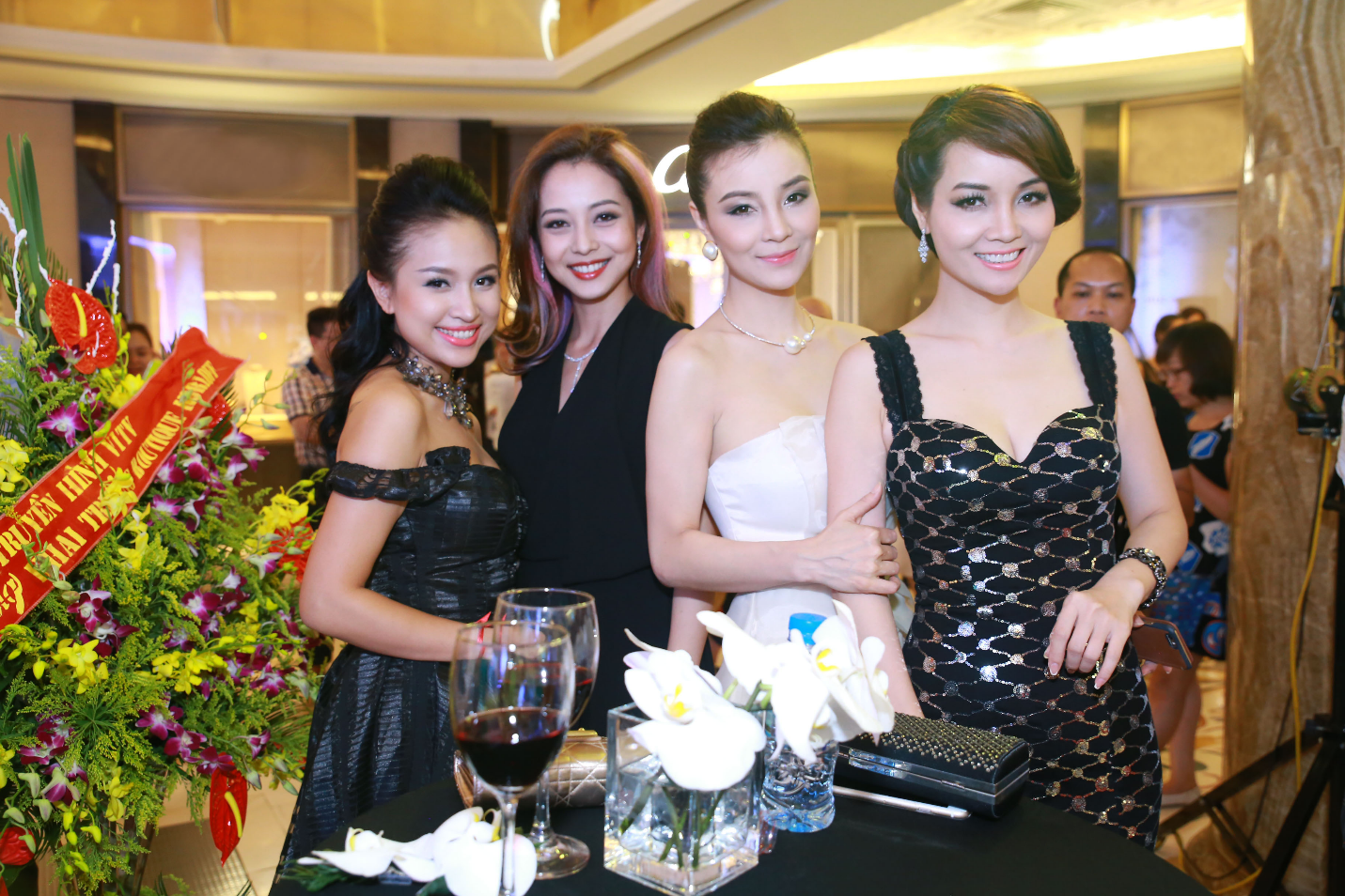 Dan sao Viet long lay voi BST dong ho xa xi hinh anh