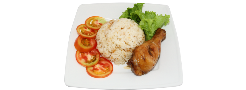 Nếu cần nhiều năng lượng cho hoạt động buổi chiều, bạn có thể chọn món cơm đùi gà tô ri thơm lừng và béo ngậy. Đùi gà sau khi được tuyển chọn từ nguồn nguyên liệu tươi ngon được các đầu bếp lật phần da lên, khứa vài đường ở thịt cho dễ chín mà không bị khét. Các gia vị gồm đường, muối, nước tương, bột ngọt, hành tỏi băm nhuyễn được tẩm với liều lượng vừa phải, cho những miếng gà thơm ngon và rất đưa cơm.  