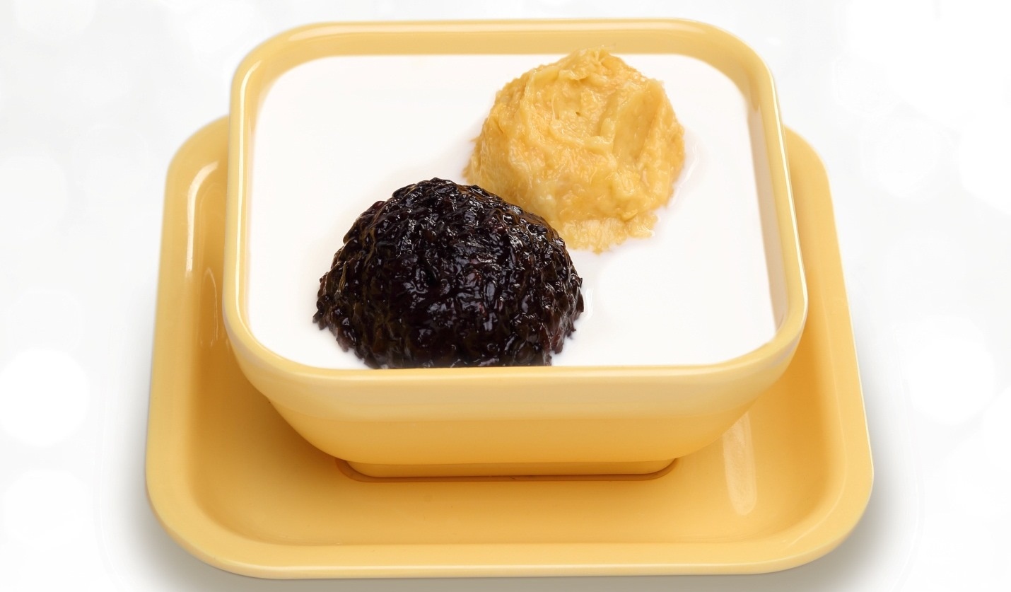 Sầu riêng viên và nếp cẩm viên kết hợp cùng sữa chua tạo thành món tráng miệng độc đáo, mát lạnh.