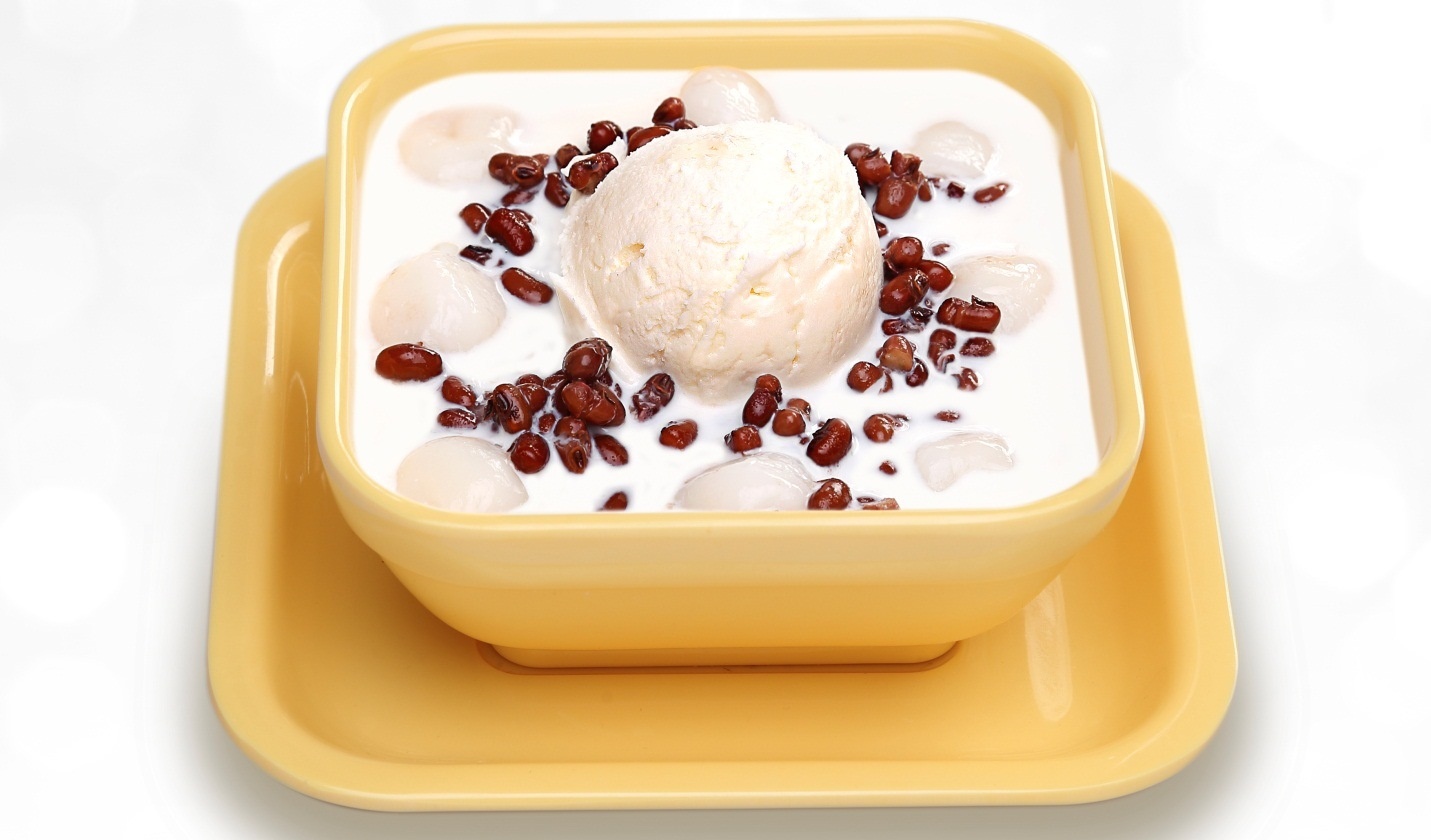   Đậu đỏ, kem vani, mini mocha và sốt vani hòa trộn trong món chè thập cẩm độc đáo.  