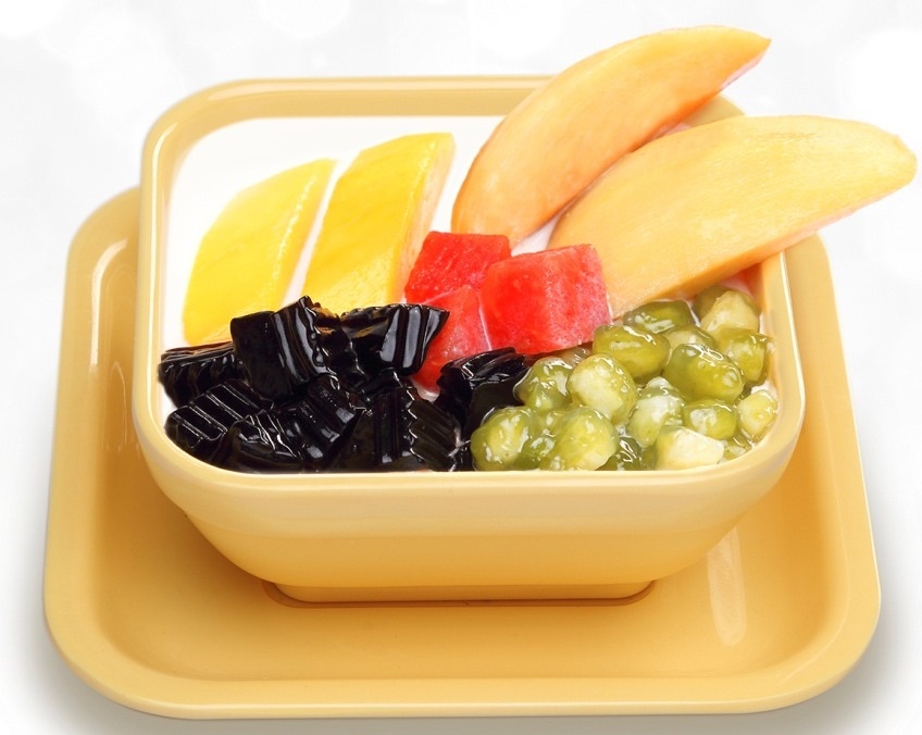   Nếu thích vị ngọt, đừng quên chọn món hoa quả dầm với xoài, hồng xiêm, dưa hấu viên, hạt củ năng, sương sáo và sốt dừa.