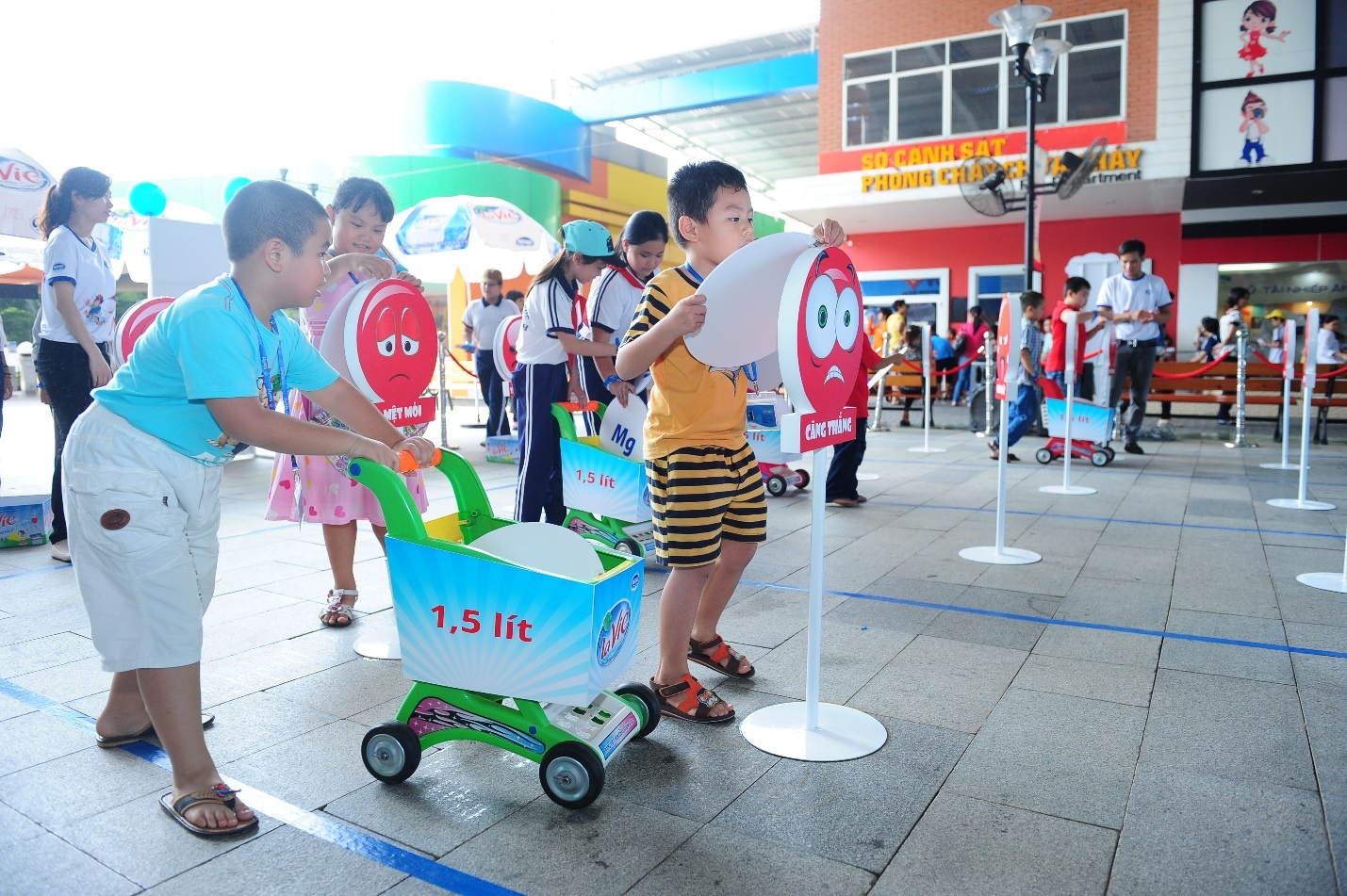 Tham gia vào các hoạt động giáo dục về tầm quan trọng của nước, bé sẽ ý thức hơn về thói quen uống nước hàng ngày.