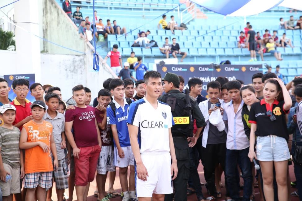 Mới đây, Công Vinh đã có mặt tại sân vận động Chi Lăng, Đà Nẵng để tham dự sự kiện “Bứt phá phong độ - đối đầu CLB V.League”. Đây là buổi tuyển chọn thành viên cuối cùng cho đội hình Clear Men - Dream team để bước vào đợt tập huấn đặc biệt tại Hà Nội.  