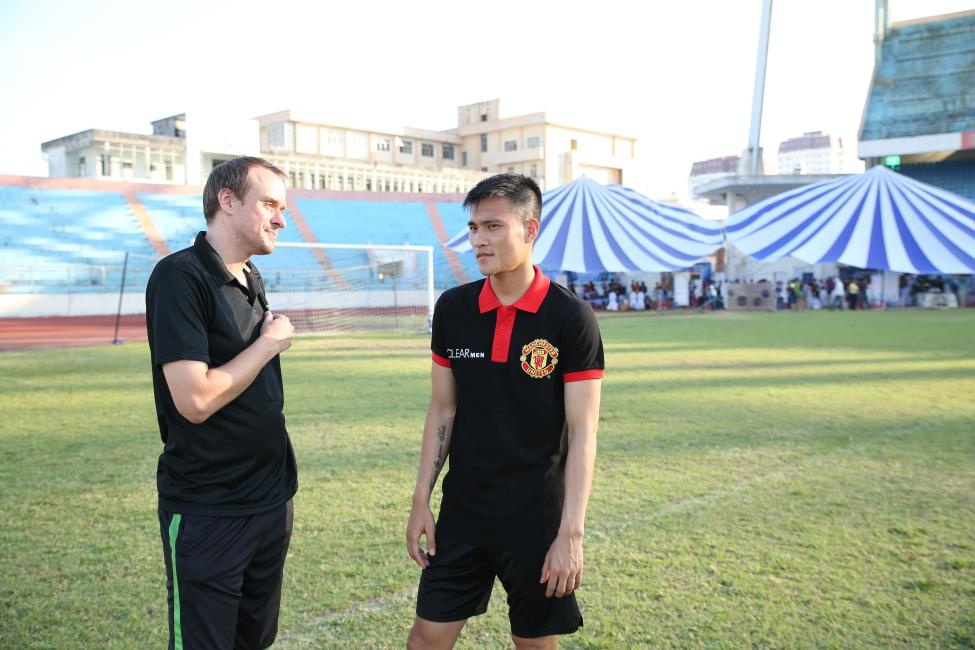  Ông Kevin Comer, trưởng ban huấn luyện trao đổi với Công Vinh về tình hình buổi tuyển chọn.  