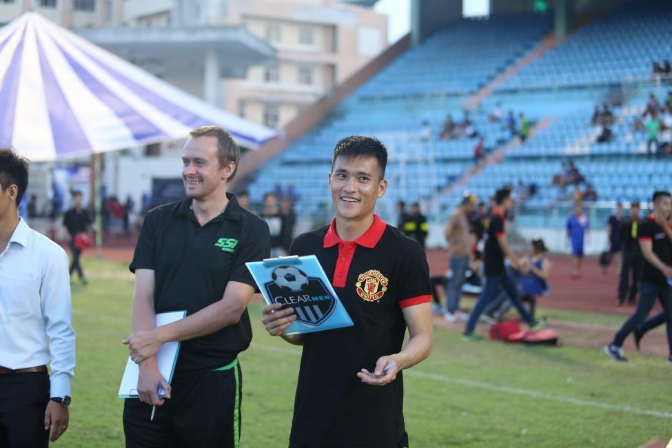 Cong Vinh den Da Nang tuyen chon tai nang bong da hinh anh