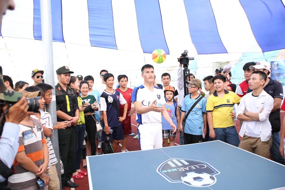    Tiền đạo người Nghệ An tỏ rõ sự thân thiện trong phần giao lưu. Anh hào hứng tham gia các thử thách bên lề cùng người hâm mộ.