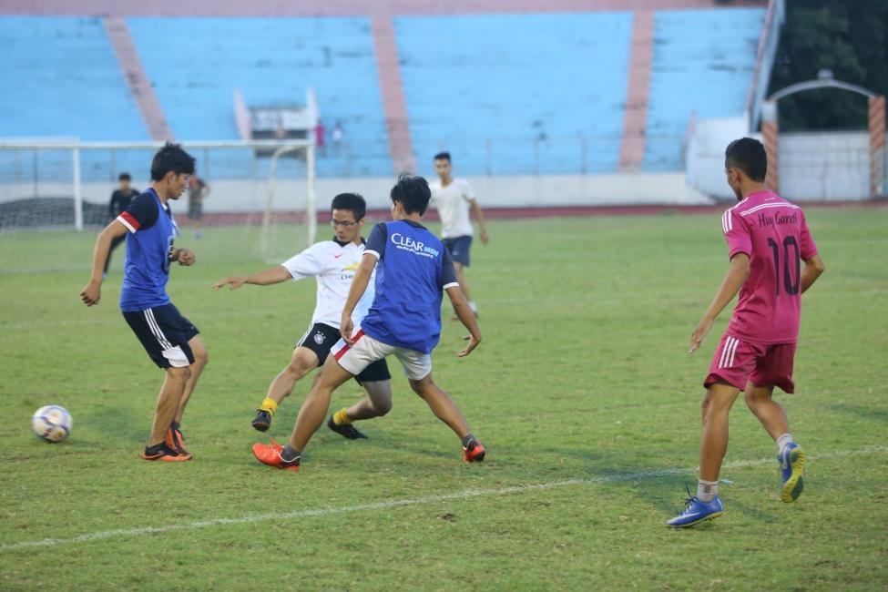 Để giành vé vào “Đội bóng trong mơ”, các hạt giống trẻ phải chinh phục ban giám khảo bằng khả năng dẫn bóng thuần thục, vượt chướng ngại vật và dứt điểm chuẩn xác.  