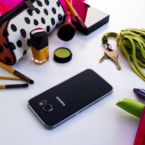 Chiếc Galaxy S6 Edge màu đen nổi bật trong set hình độc đáo này.