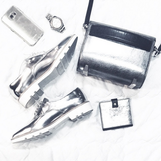   Hình flatlay nền trắng độc đáo của Kelbin.