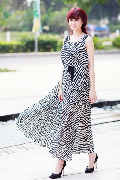 Vẫn là đầm maxi nhưng lần này người đẹp lựa chọn họa tiết da báo cá tính.