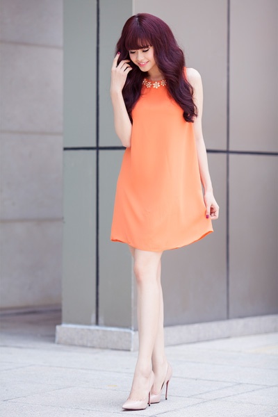 Diện chiếc đầm suông màu cam đúng xu hướng thời trang mùa hè, Trương Quỳnh Anh hút mắt với đôi chân dài thẳng tắp. Họa tiết hoa ở phần cổ tạo điểm nhấn trẻ trung cho bộ trang phục.