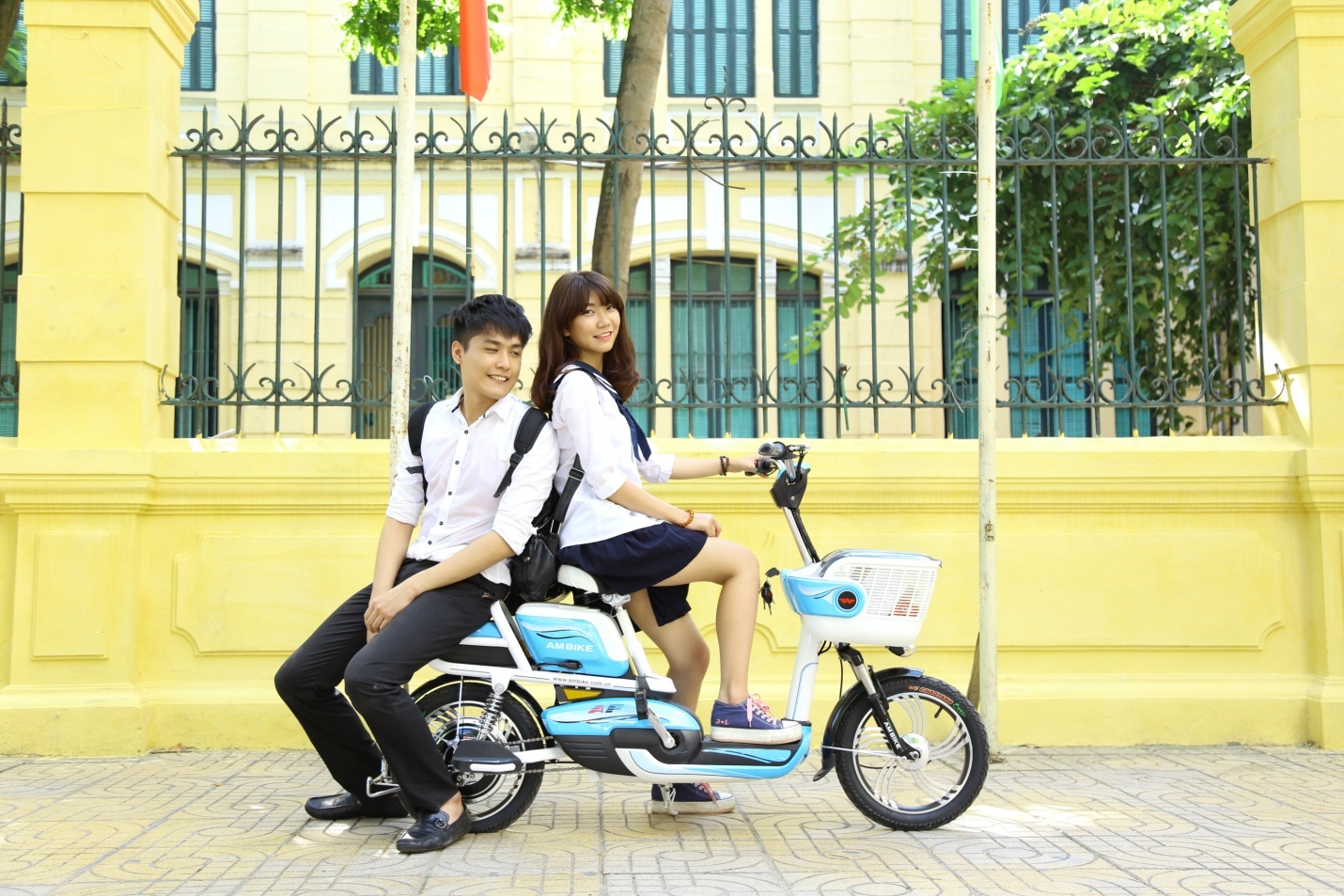 Khach hang gap rut mua xe dien Ambike tuan cuoi khuyen mai hinh anh