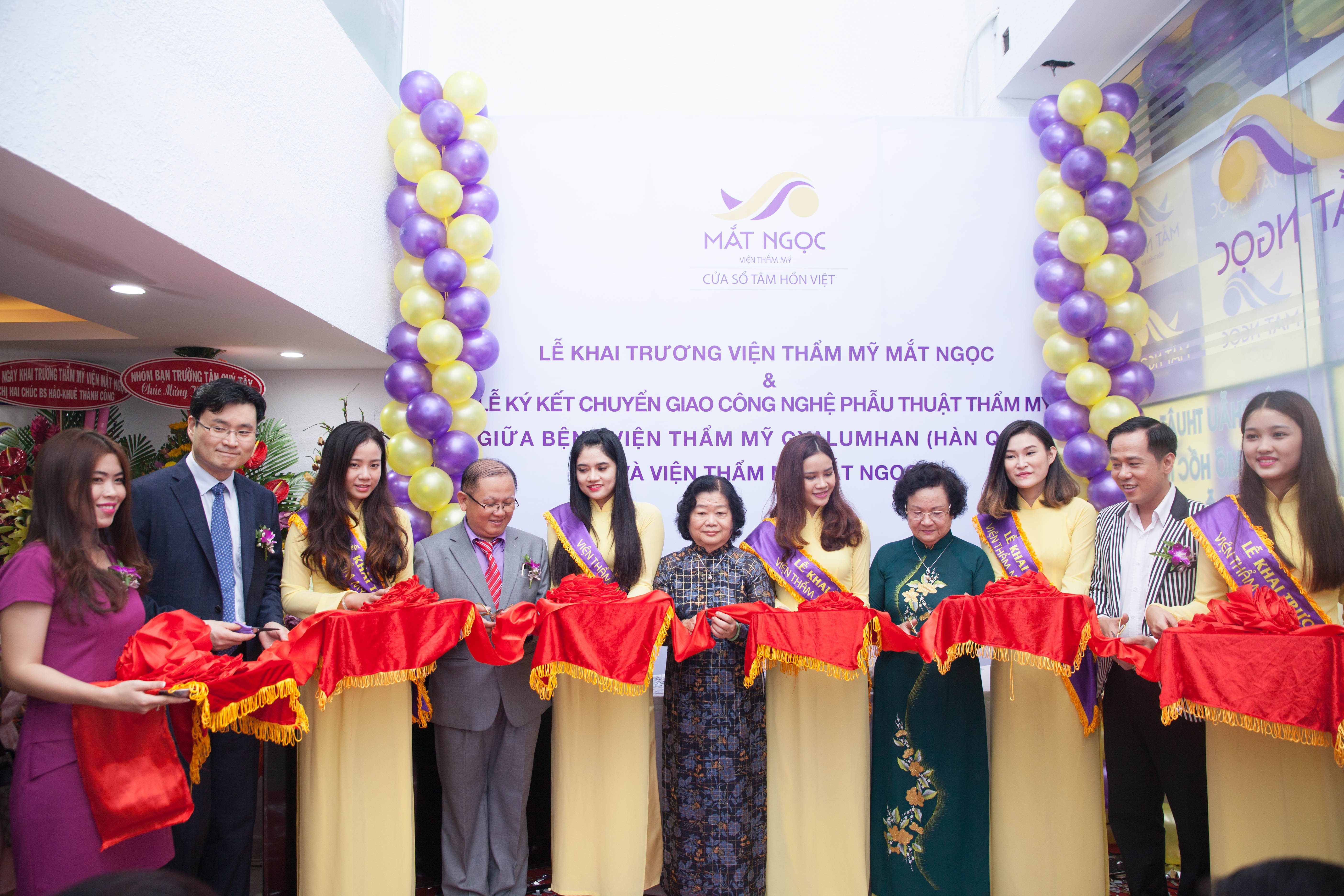 Thạc sĩ, bác sĩ Nguyễn Văng Việt Hảo và các khách mới cắt băng khánh thành khai trương Viện thẩm mỹ Mắt Ngọc.