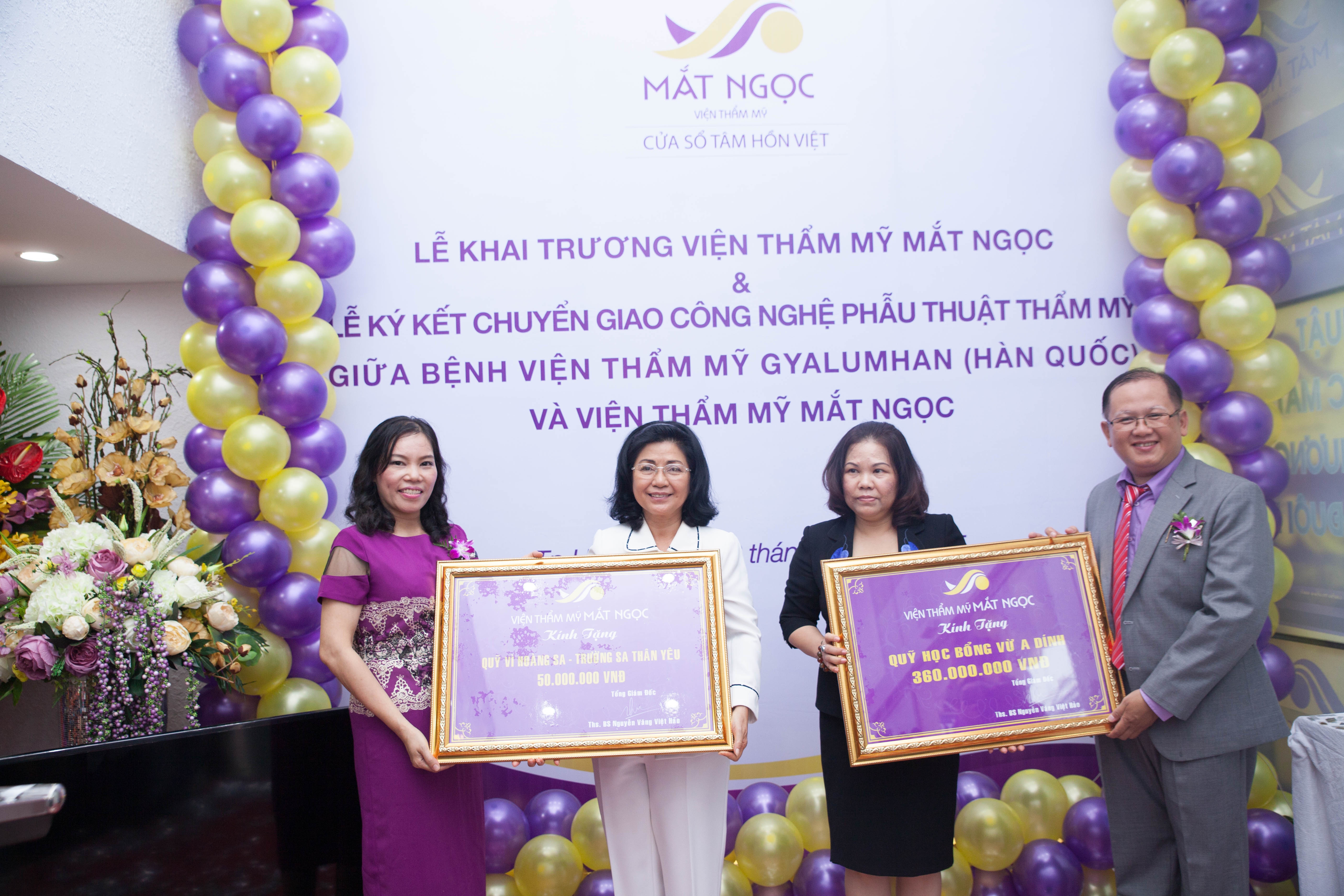 Ths. BS Nguyễn Văng Việt Hảo đóng góp cho quỹ học bổng Vừ A Dính và quỹ Vì Trường Sa – Hoàng Sa thân yêu.