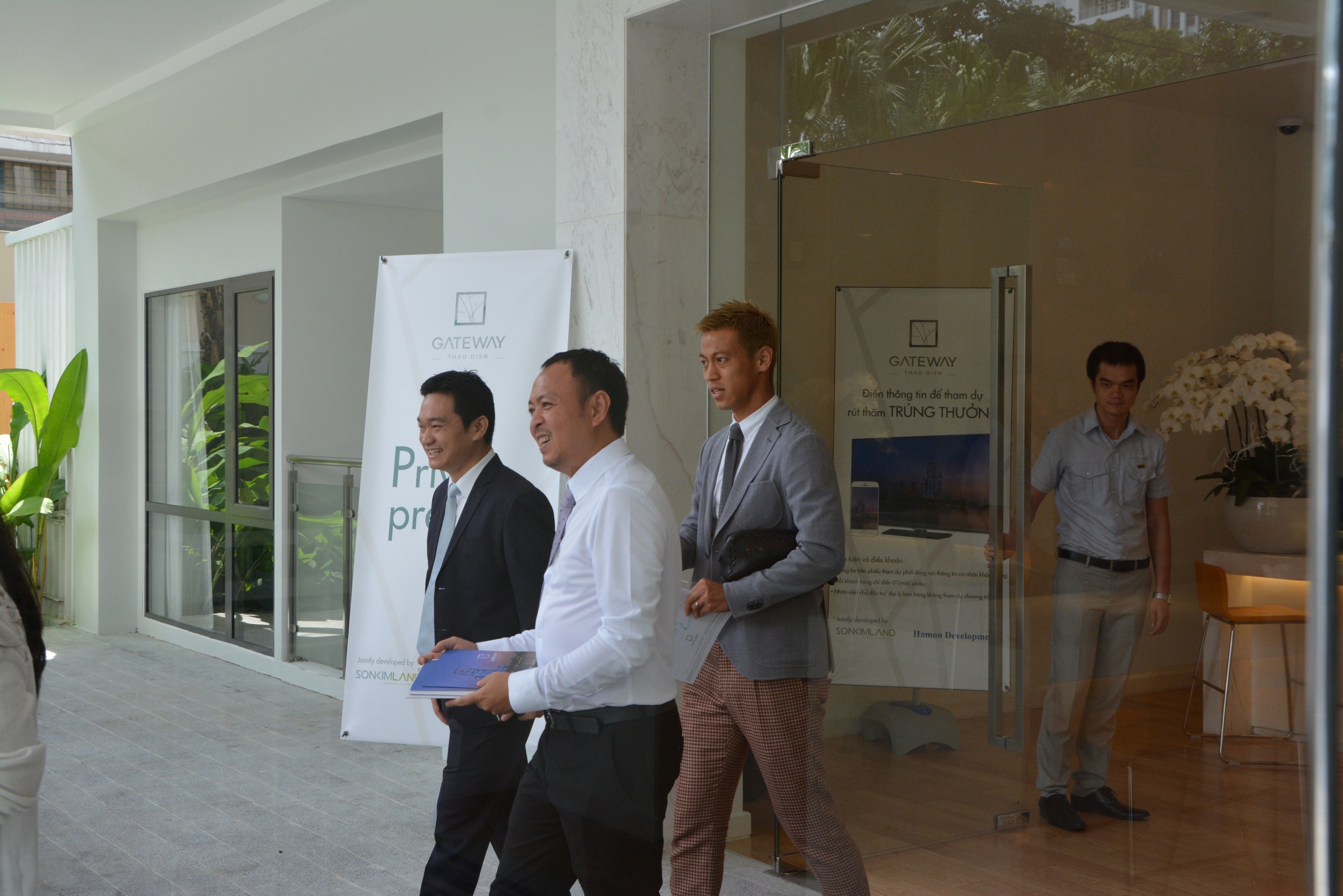 Chuyến tham quan được tổ chức nhân dịp Keisuke đến Việt Nam tham dự chương trình bóng đá cho trẻ em được tổ chức tại sân Thống Nhất.