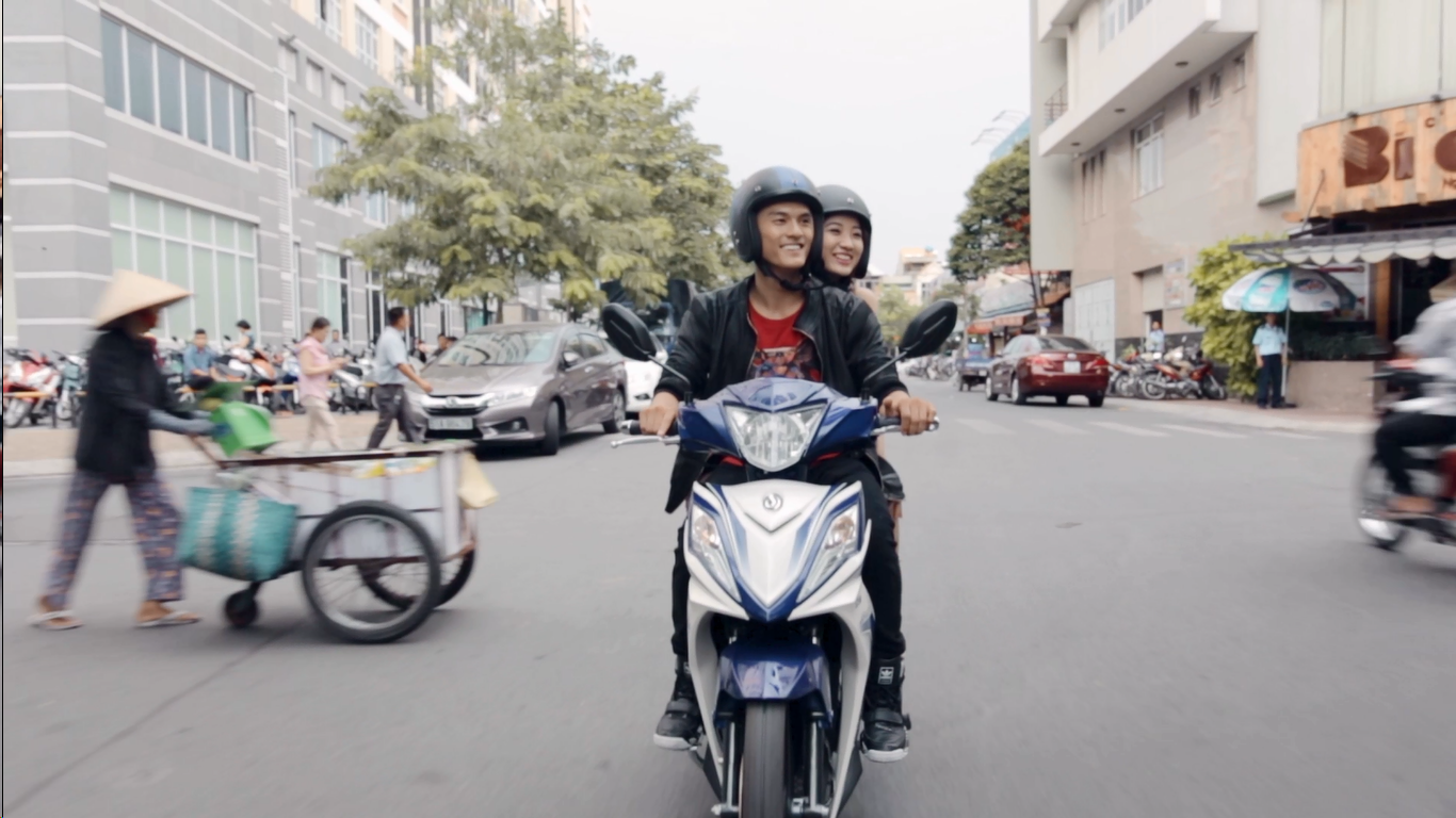 Lâm Vinh Hải lái chiếc Galaxy tay côn của SYM trong clip.