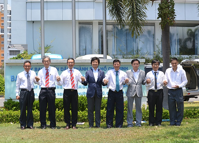 Hạ nghị sĩ Nhật Bản Yoichiro Aoyagi (áo vest đen) thăm và làm việc cùng lãnh đạo HUTECH, lãnh đạo Khu CNC TPHCM hồi đầu tháng 5/2015