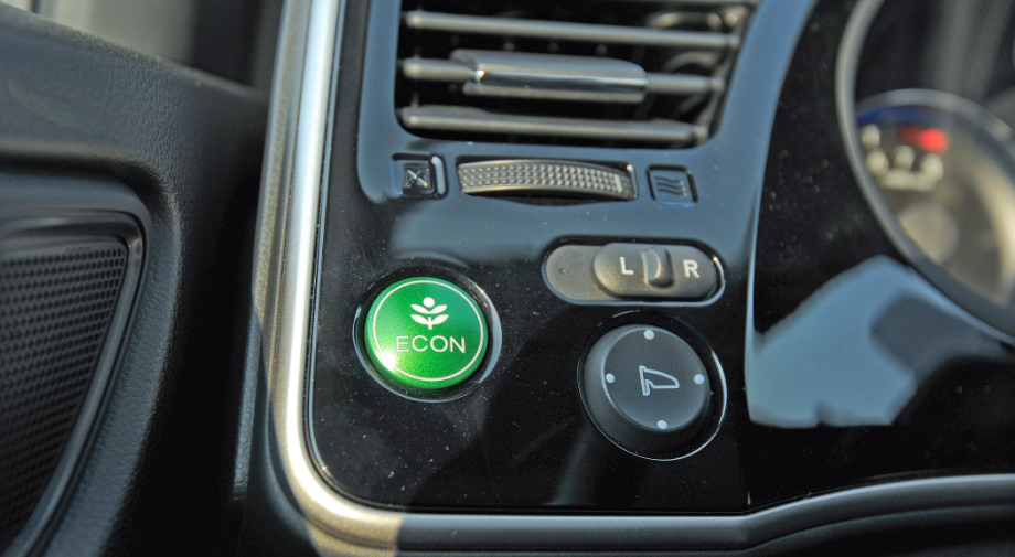Nút bấm ECON giúp tiết kiệm nhiên liệu hiệu quả trên chiếc City mới.